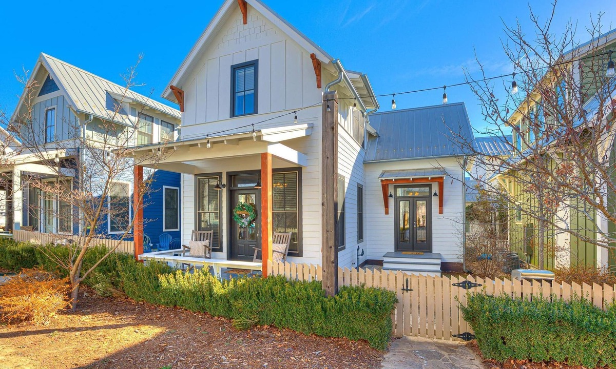 Eufaula Cottage | Home in Carlton Landing located on Twinkle Lane!