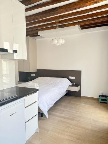 Quartier Sainte-Avoye Apartment | Home in Central Paris 5 min to Pompidou