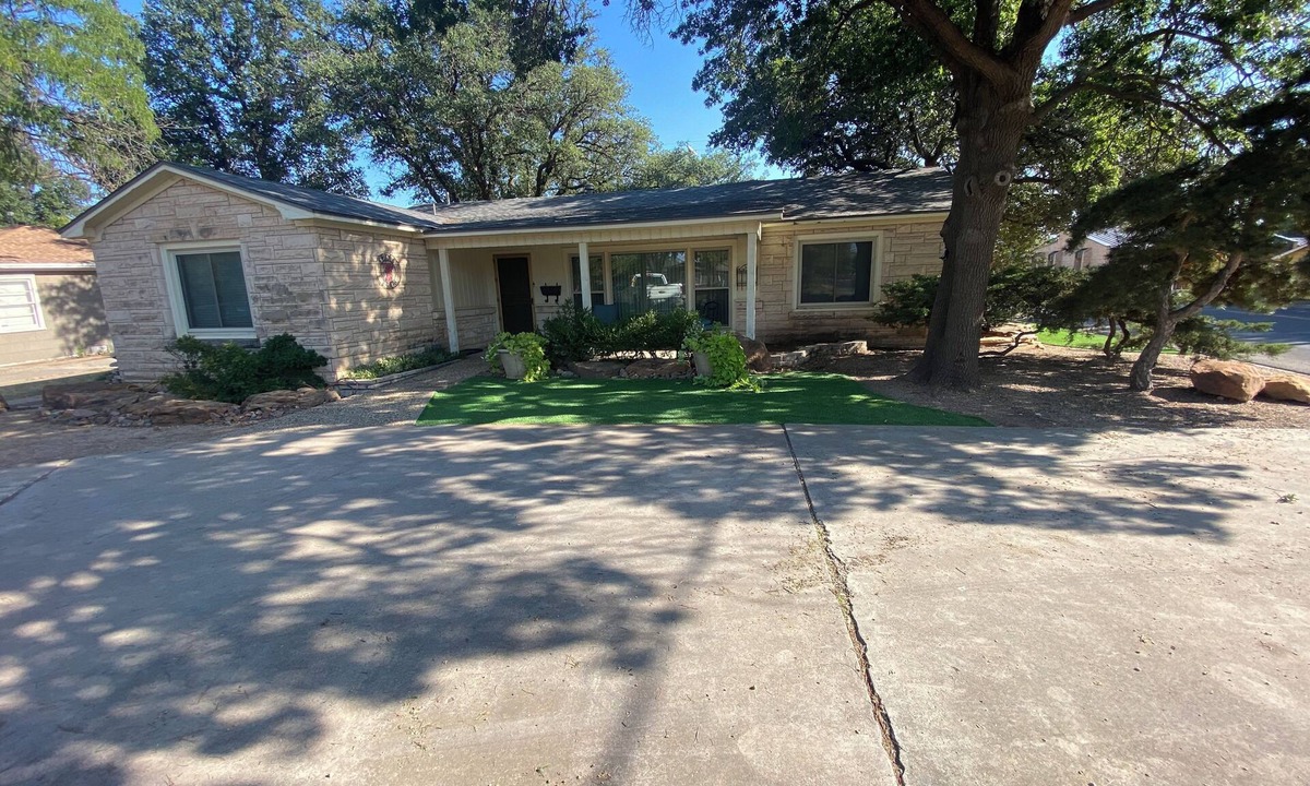Lubbock House | Home in Medical District. Near TTU & Downtown. Backyard oasis w lots of parking!