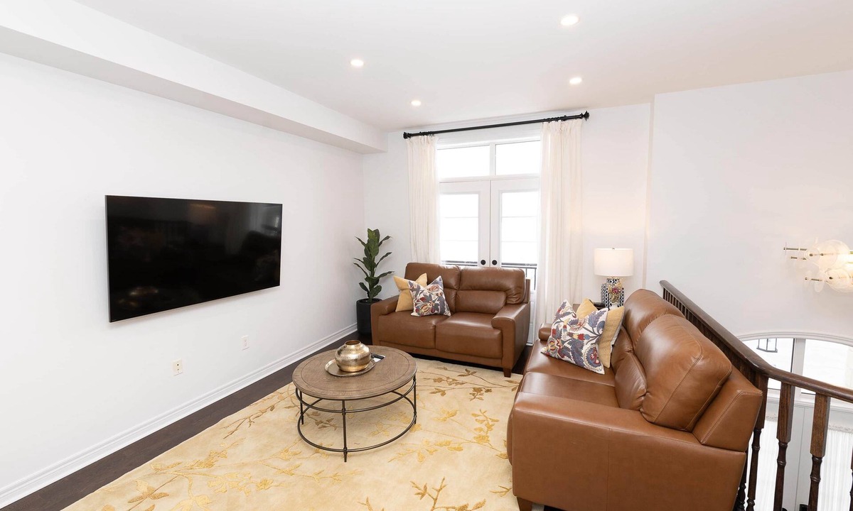 Vaughan House | Home in Vaughan, Modern 3BR Home in Vaughan w/Patio & Grill