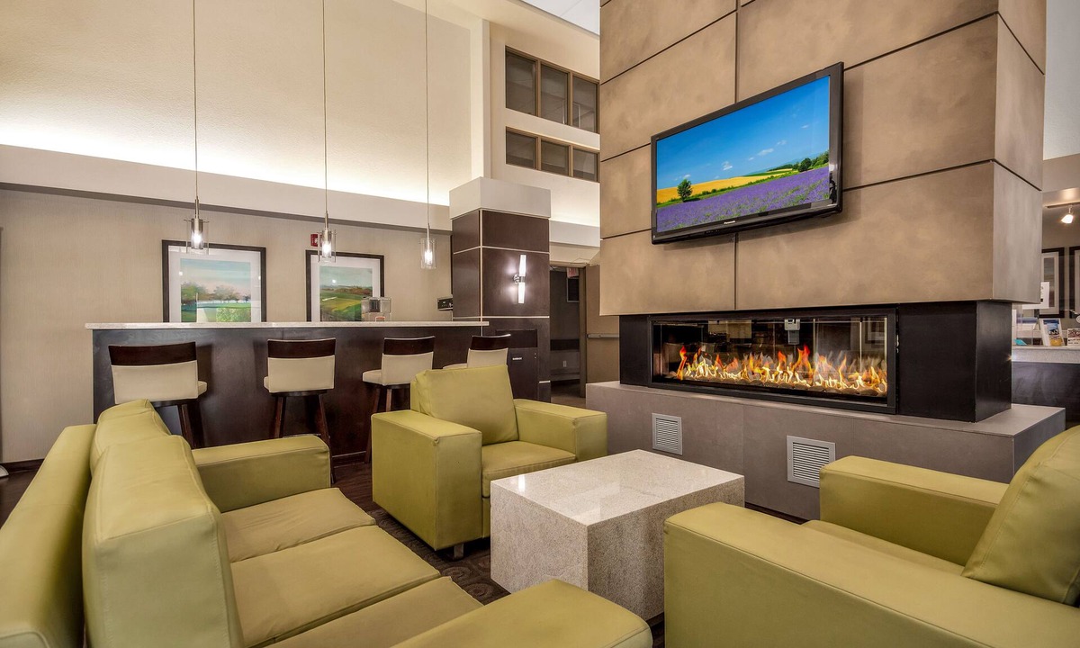 Regina Hotel | Home Inn & Suites Regina East