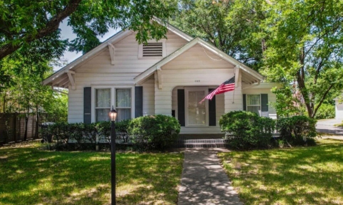 Ardmore House | Home is located the historic part of Ardmore Oklahoma
