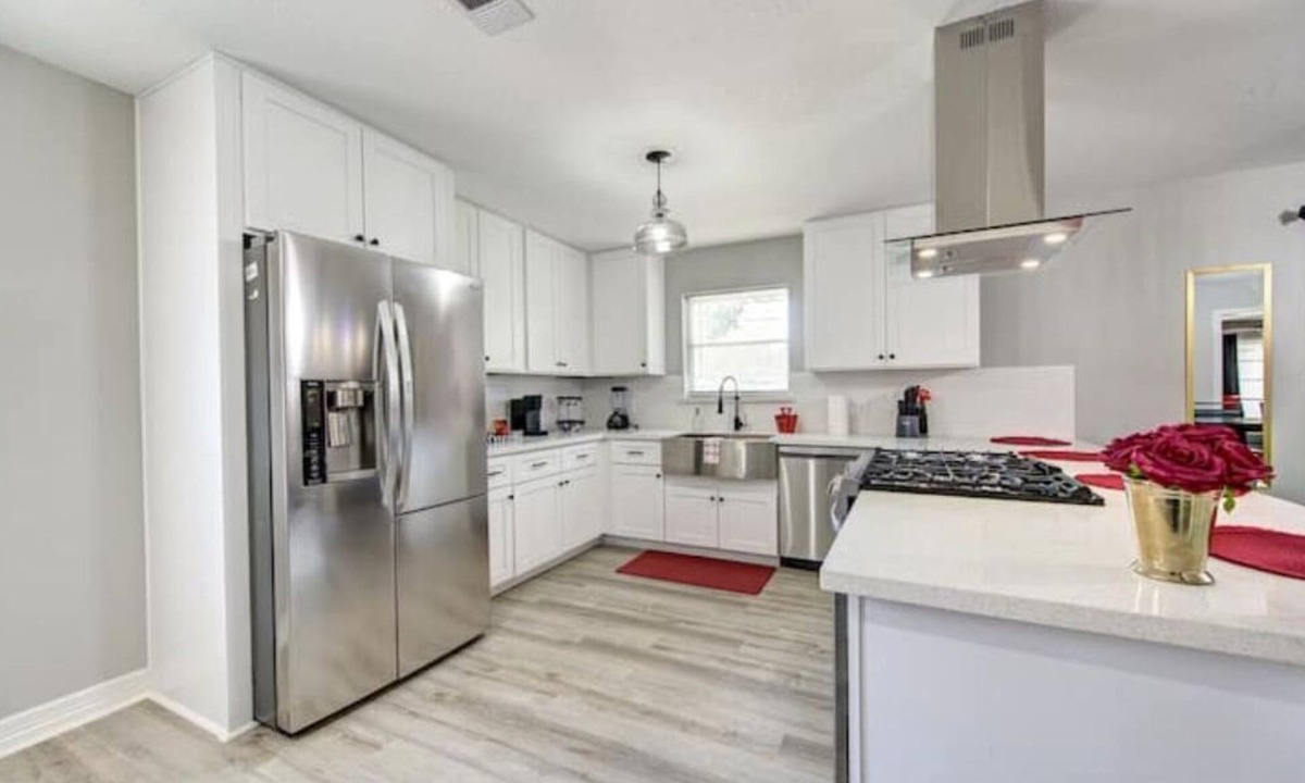 Pasadena House | Home near Chemical Plant- Long Term stay- Easy access to highway