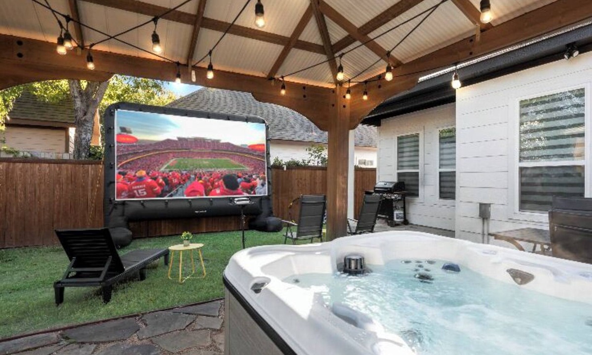West Dallas House | Home near DT Dallas, Sleeps 15, FIFA-20 Min to AT&T Stadium, Hot Tub & TankPool