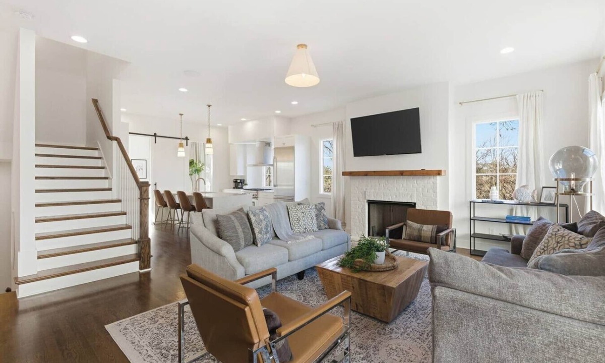 Hillsboro West End Villa | Home Near Vanderbilt & Belmont with Garage + Pool Table