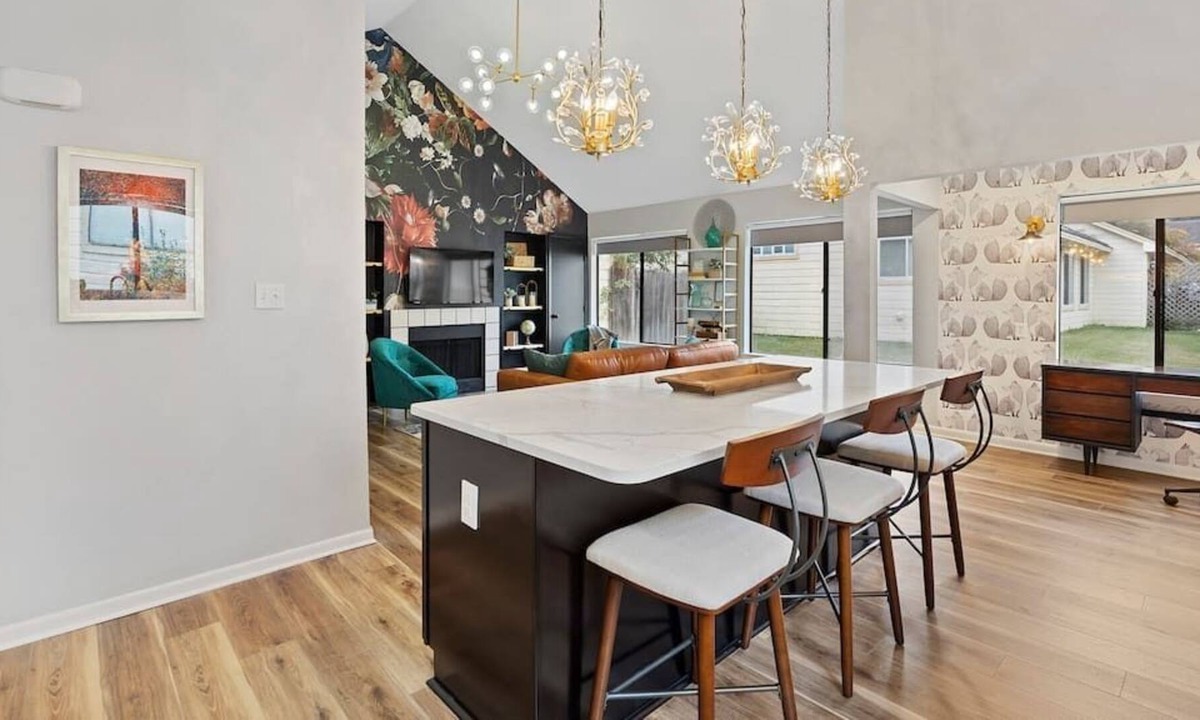 Tyler Condo | Home & office with comfort and style.