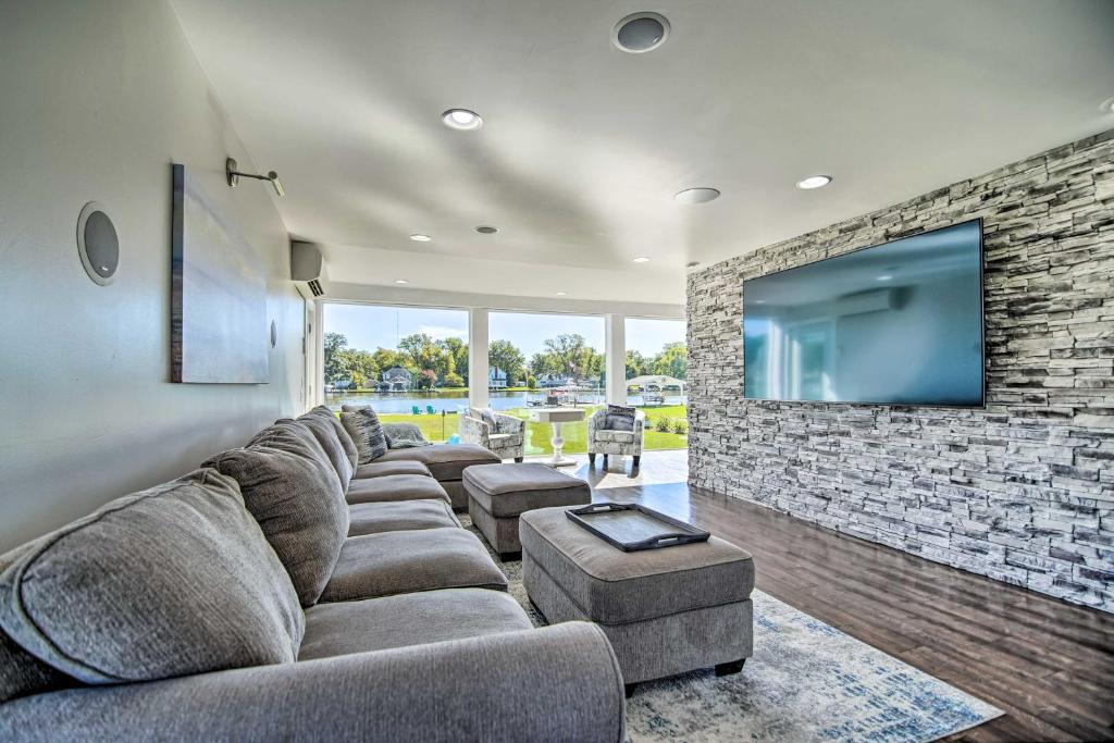 McHenry House | Home on Fox River Modern Decor Style!