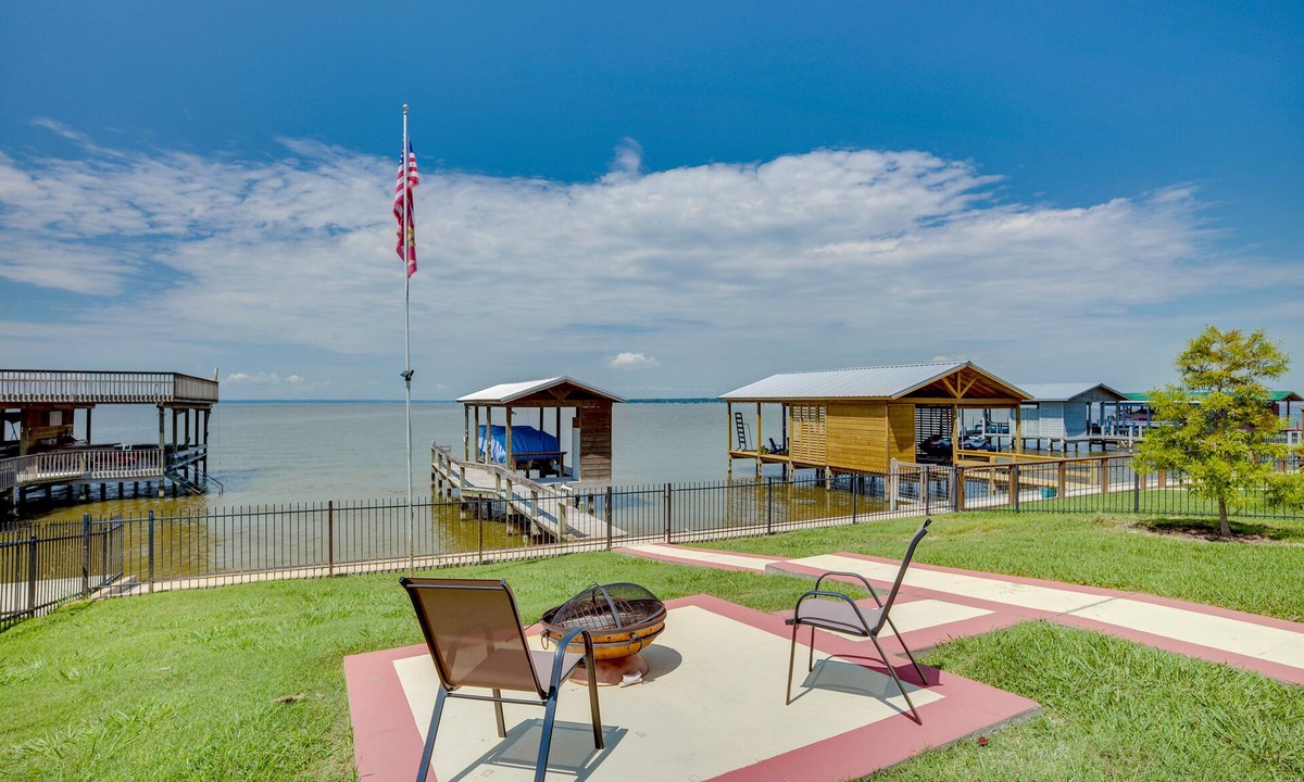 Onalaska House | Home on Lake Livingston w/Deck & 2 Fire Pits!