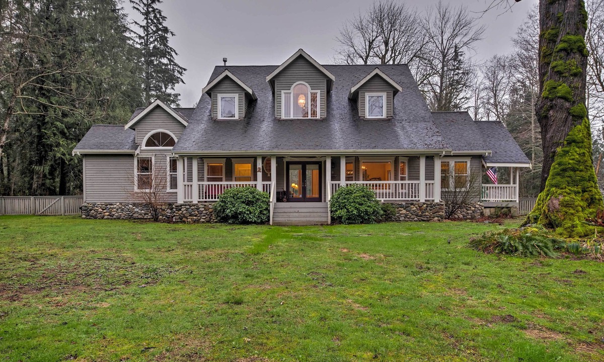 Gold Bar House | Home on Skykomish River w/Fire Pit & Hot Tub