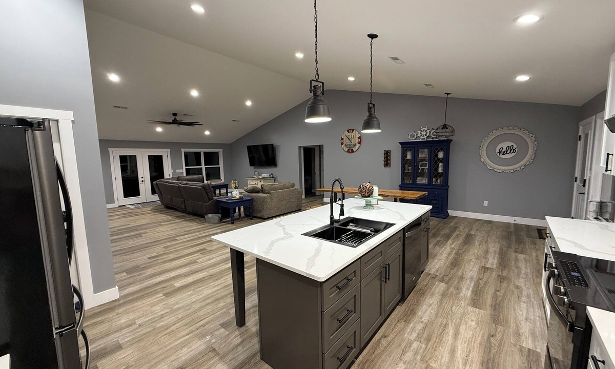 Cadiz House | “Home On The Hill"nnThis new vacation rental will not disappoint! Lake front!