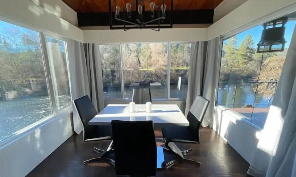 Gold Hill House | Home on the River