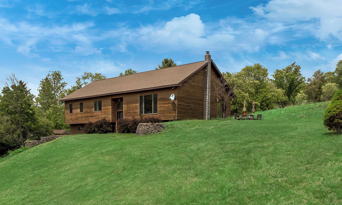 New Kingston House | Home onHill/Mountain Views/Secluded/FAST Internet/AC/Near Roxbury Wedding Venues
