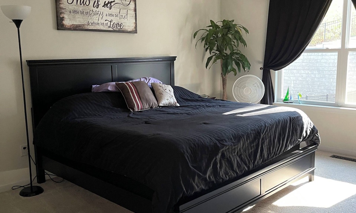 Glencoe House | Home Retreat - Cozy Neighborhood