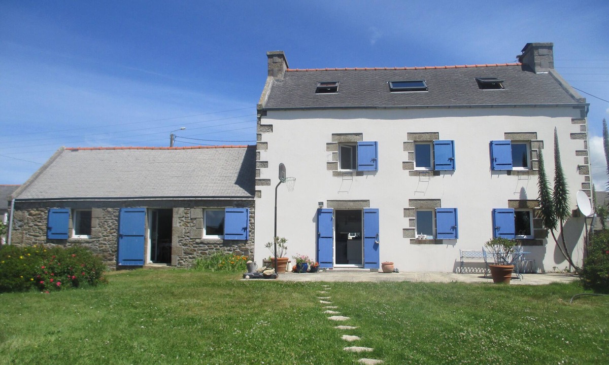 Lampaul-Plouarzel House | home to gulls and blue shutters