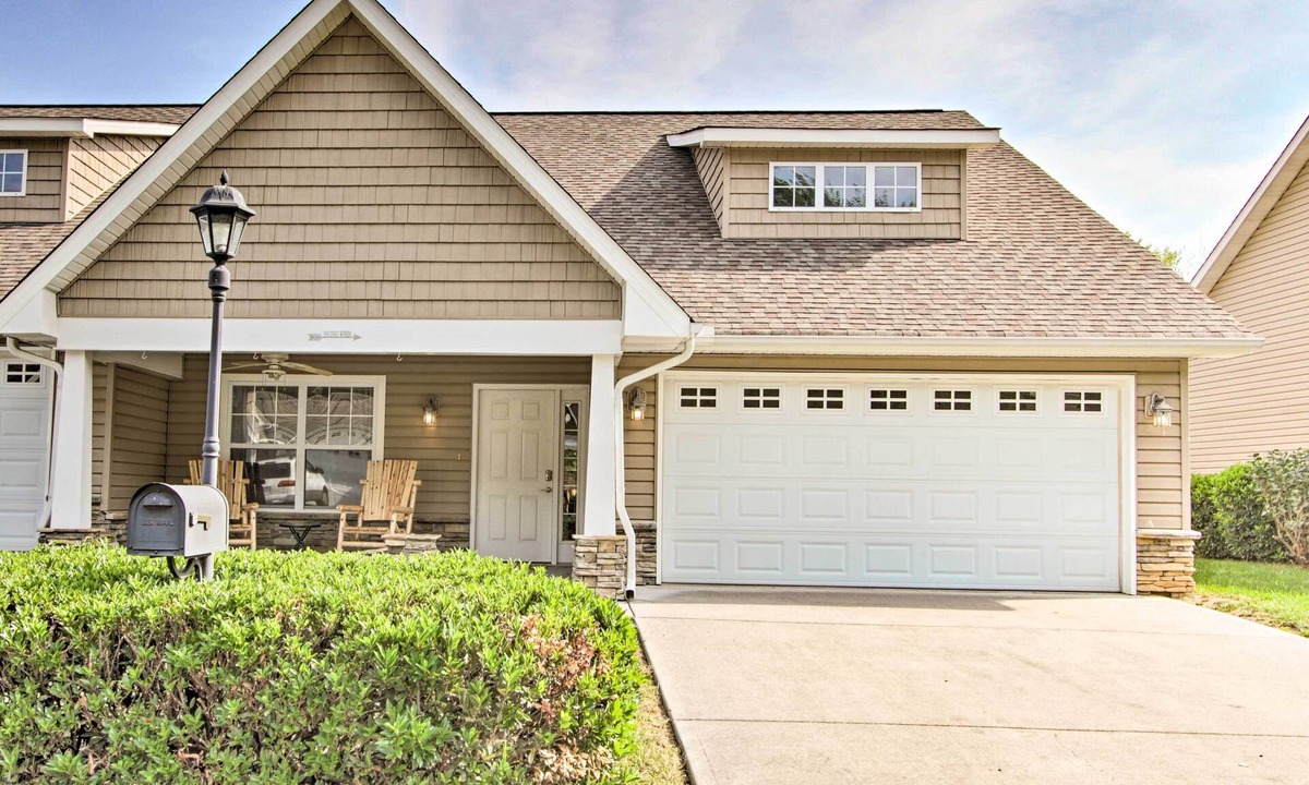 Pigeon Forge Cottage | Home w/Community Pool - 2 Miles to The Island!