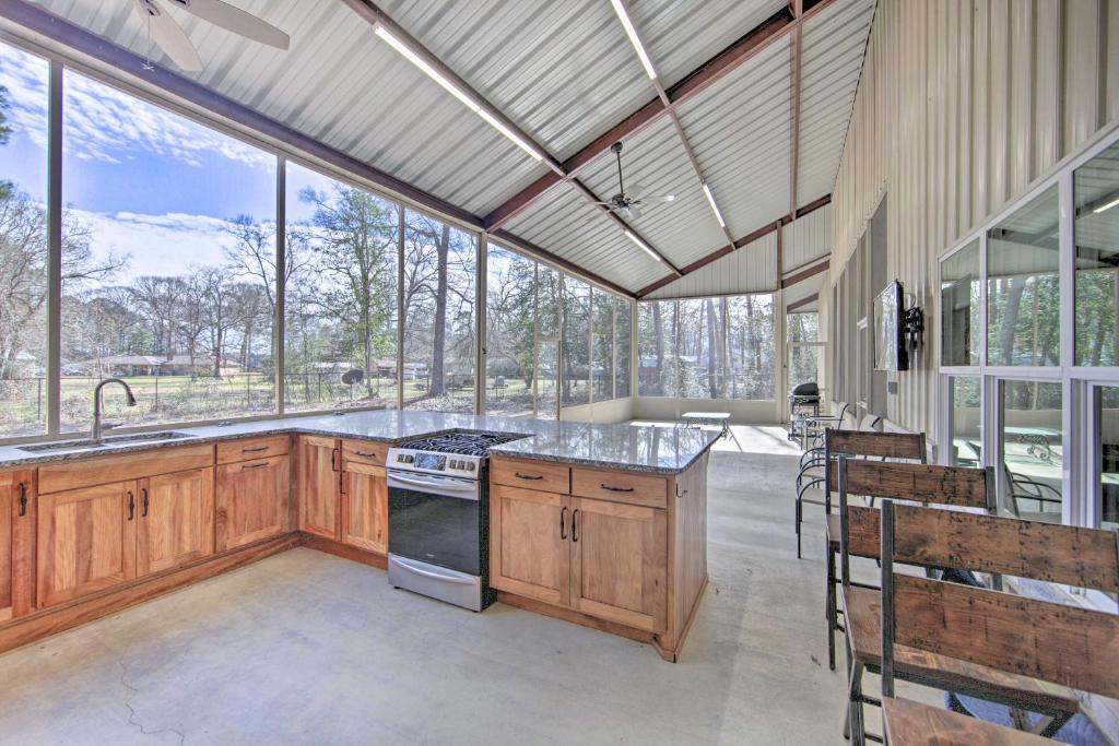 Hemphill House | Home w/Screened Porch - Near Toledo Bend Lake!