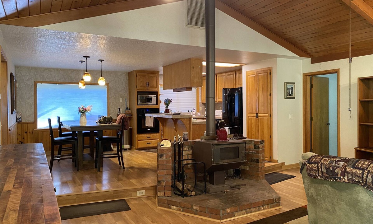 Umpqua House | Home with cabin effect- private access to river