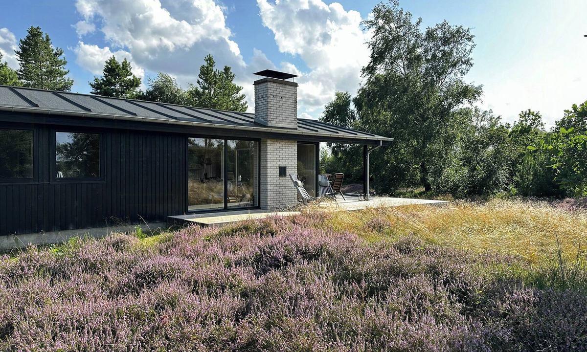 Fjellerup Strand House | Home with large plot near family-friendly beach