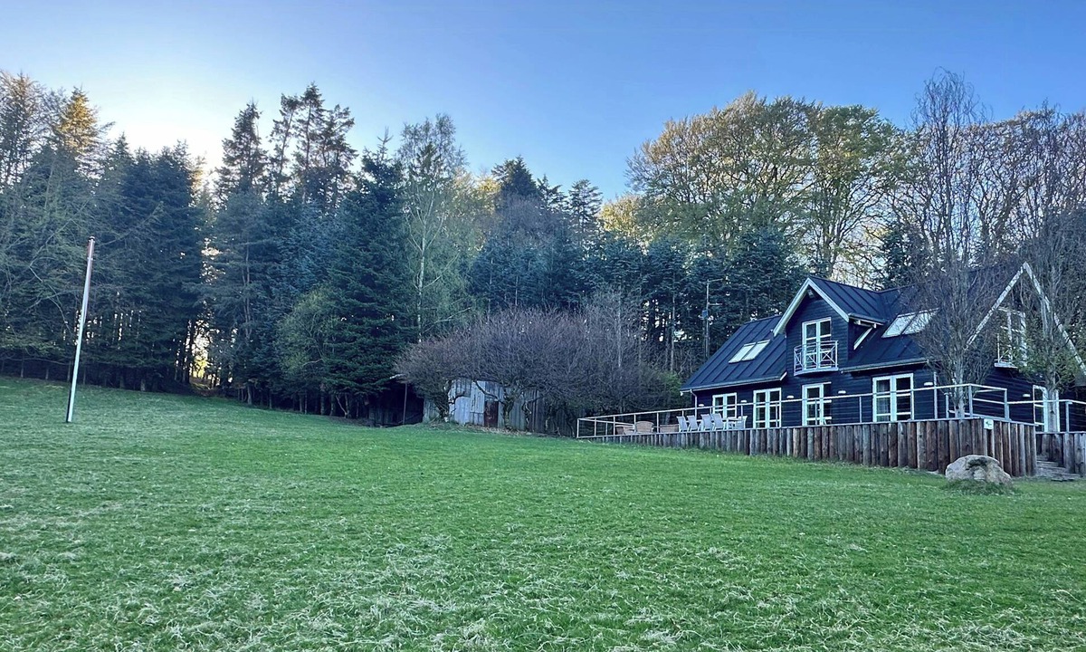 Nibe House | Home with red deer on 23 hectares of natural land