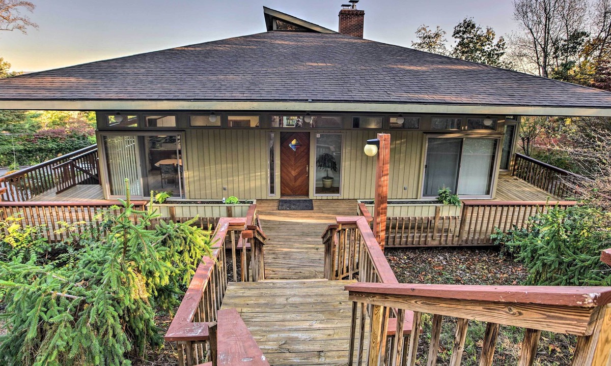 Radford House | Home with Wraparound Deck + Blue Ridge Mtn Views!