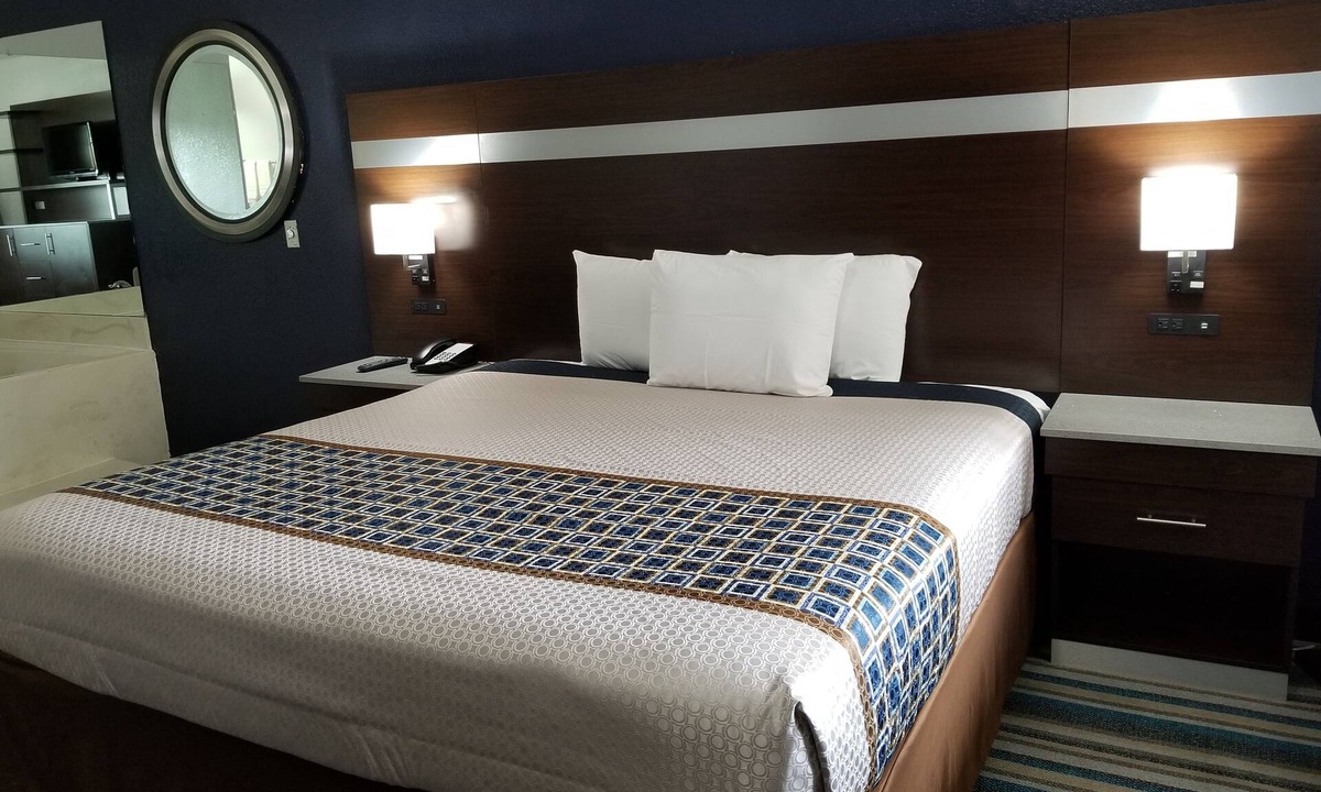 Oaks Historic District Hotel | HomeBridge Inn and Suites