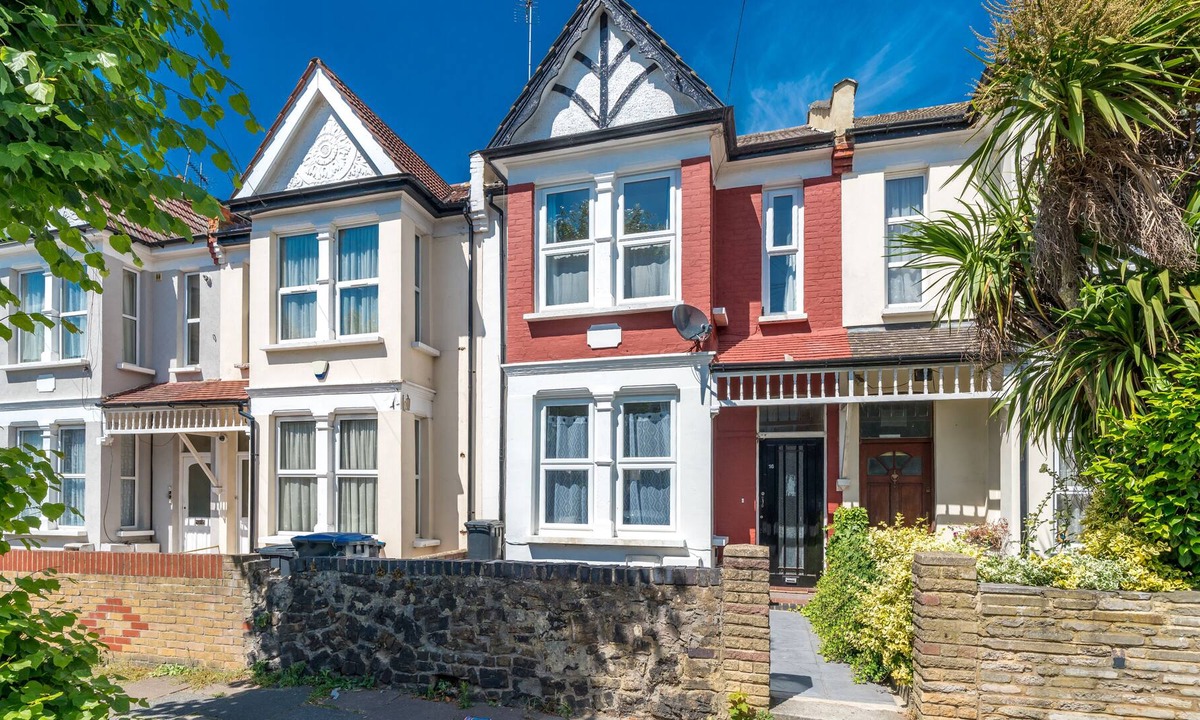 Bowes House | Homely 4-bedroom house with 2 baths & free parking