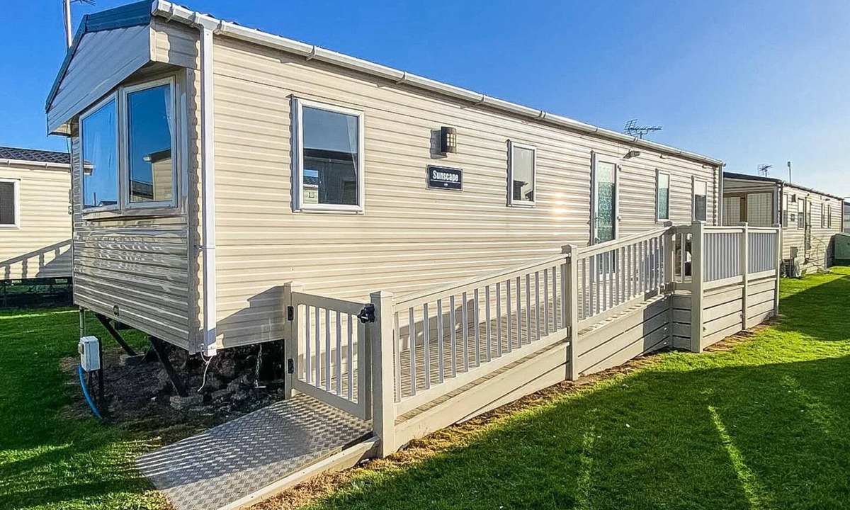 Swalecliffe House | Homely 8 berth caravan with side decking and ramp access in Kent, ref 47018H