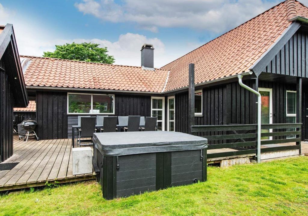 Pøt Strandby House | Homely Holiday Home in Juelsminde with Sauna