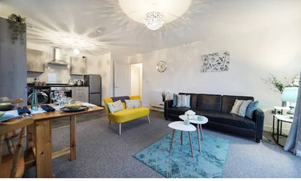 George Green Apartment | Homely Spacious 2 Bed 2 Bath Residence