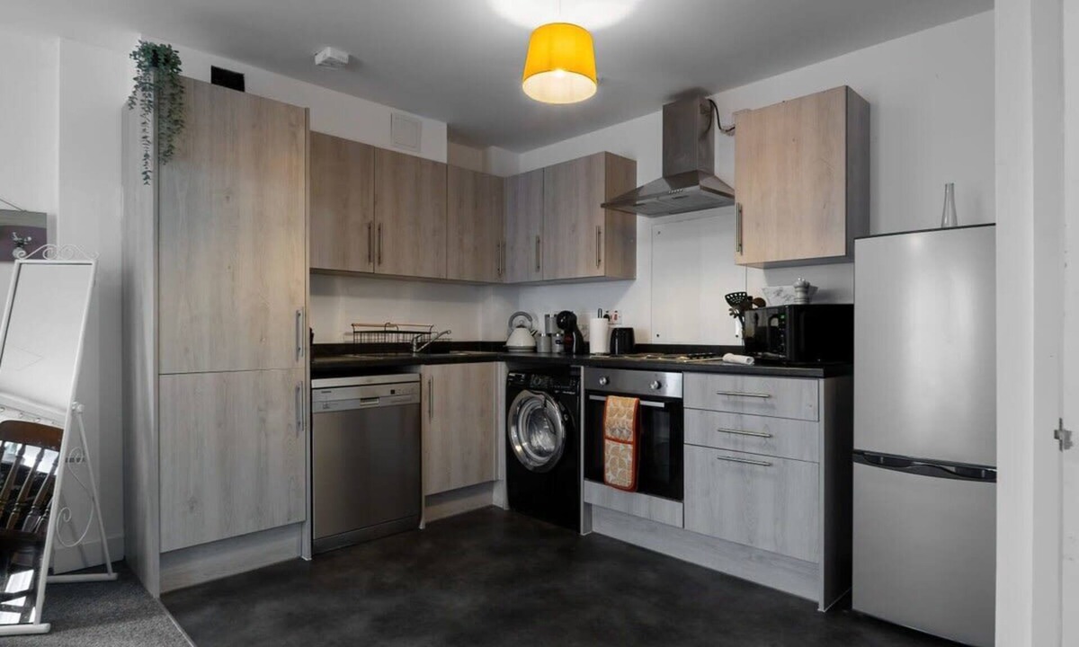 George Green Apartment | Homely Spacious 2 Bed 2 Bath Residence