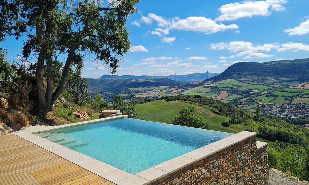 Saint-Georges-de-Luzencon House | Homerez - House, Saint-Georges.