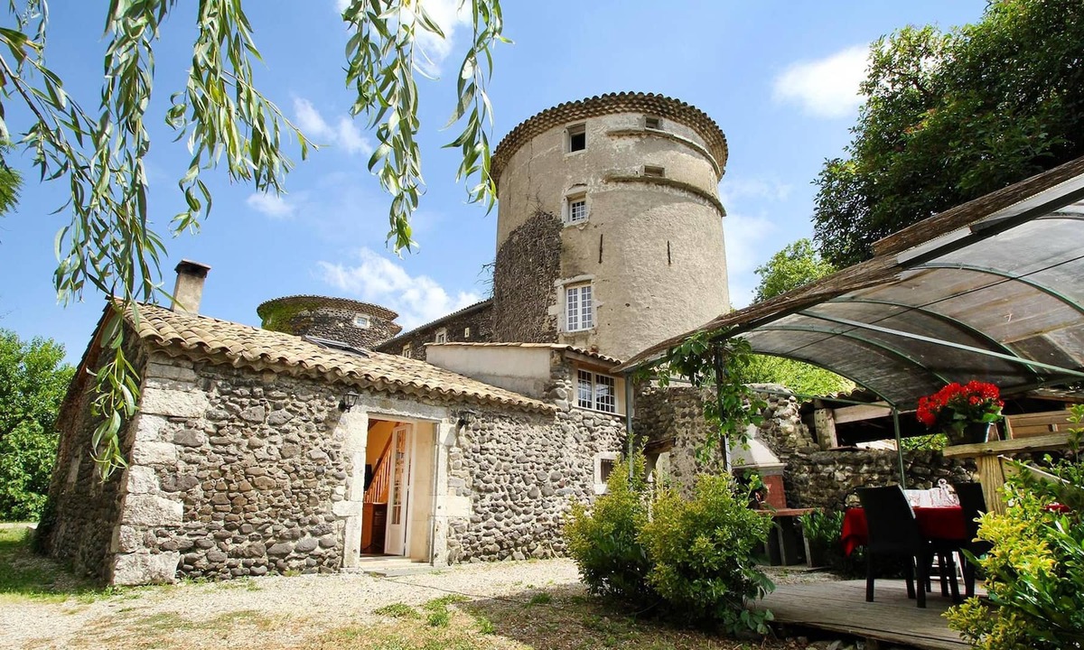 Chomerac House | Homerez - Amazing house for 8 ppl. with shared pool and terrace at Chomérac