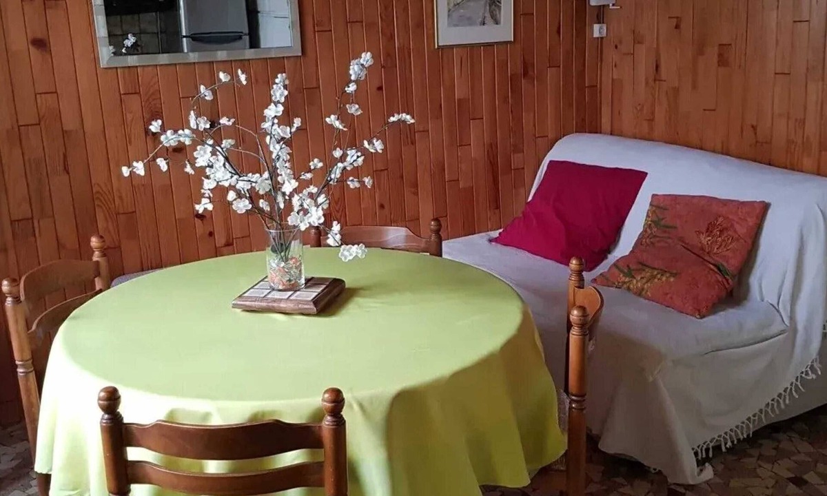 Auvers-sur-Oise Apartment | Homerez - Apartment in Auvers-sur-Oise