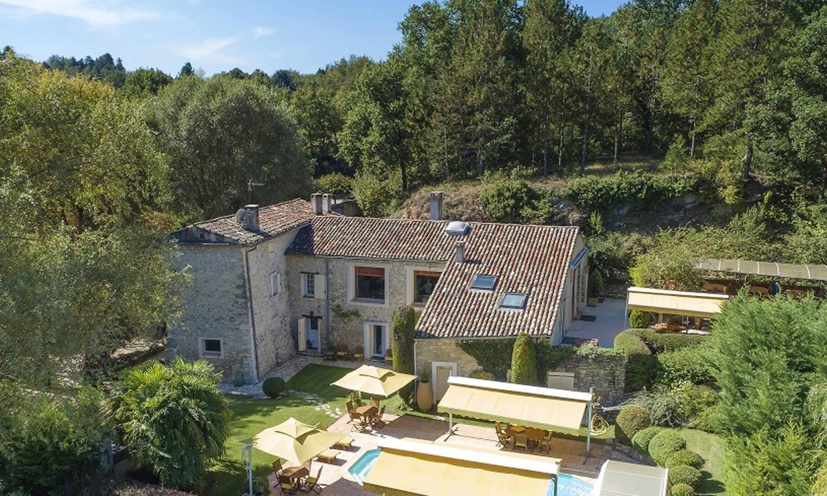 Forcalquier Apartment | Homerez - Apartment for 4 pers. with shared pool in Forcalquier