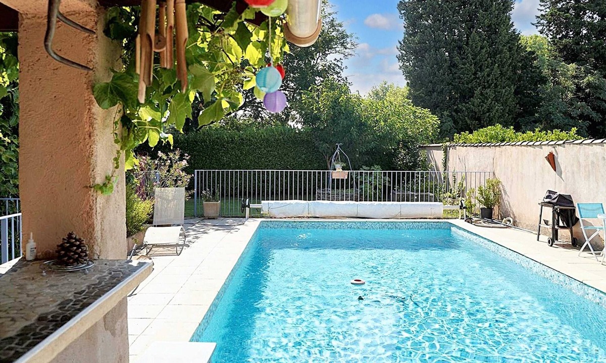 Le Pontet Apartment | Homerez - Apartment in Le Pontet