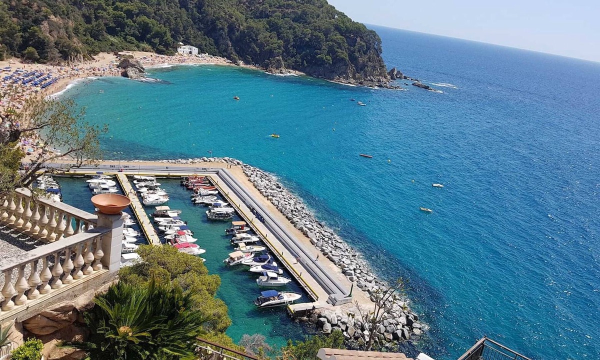 Cruilles Apartment | Homerez - Appartement for 7 ppl. with shared pool and terrace at Canyelles