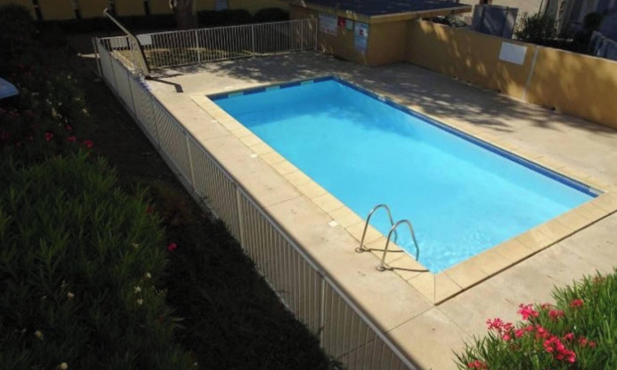 Aigues-Mortes Apartment | Homerez - Apt. Aigues-Mortes, pool.