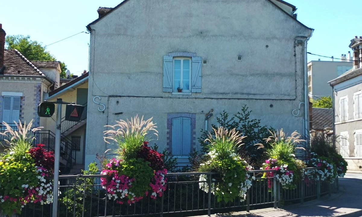 Montargis Apartment | Homerez - Apt Montargis, lake view, parking