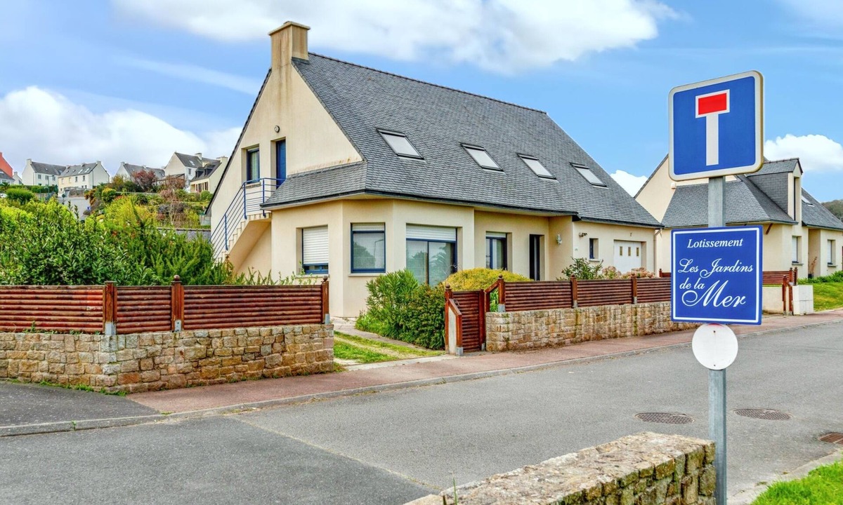 Saint-Pol-de-Leon Apartment | Homerez - Apt St-Pol-de-Léon sea view