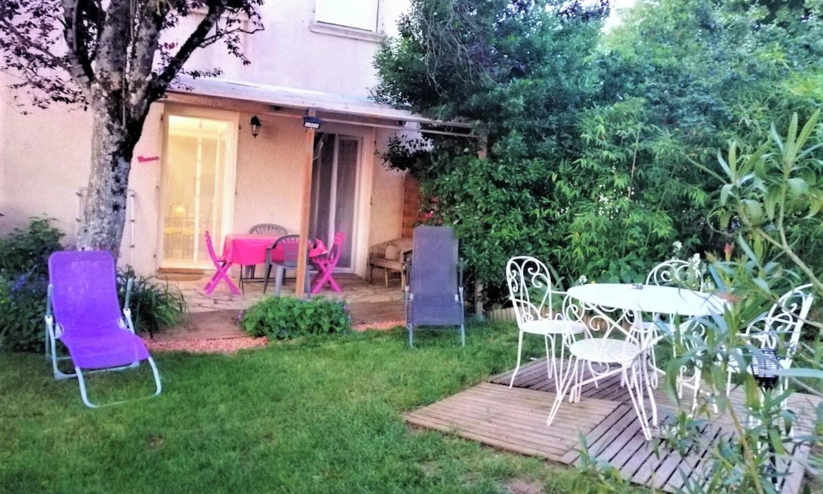 Villeneuve d'Aveyron Apartment | Homerez - Apt. Villeneuve with garden