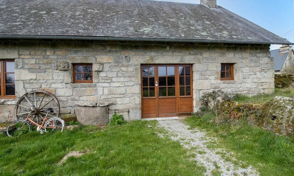 Chaumeil House | Homerez - Authentic Granite House - Chaumeil - Fireplace