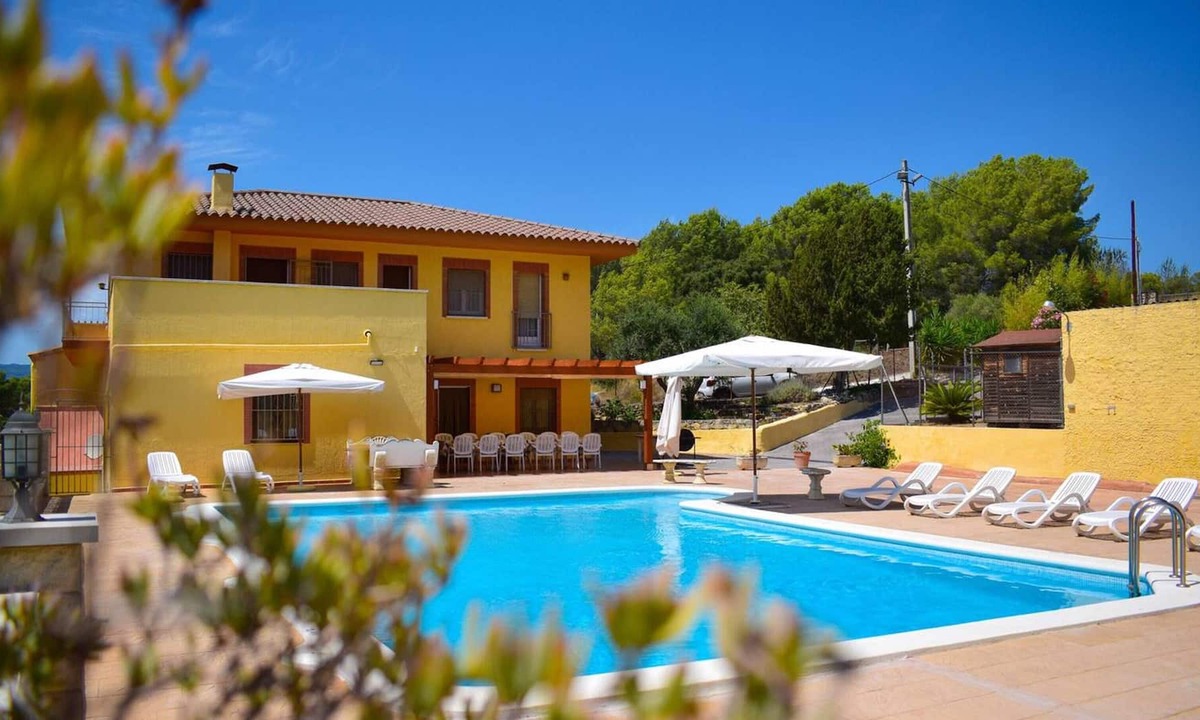 Castellet i la Gornal Villa | Homerez - Big villa 9 km away from the beach for 14 ppl. with swimming-pool