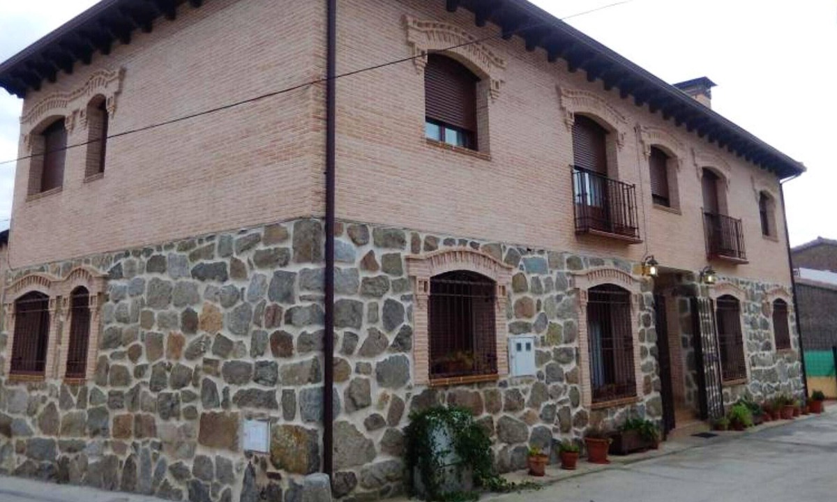 Cenicientos House | Homerez - Big house for 16 ppl. with terrace and balcony at Cenicientos