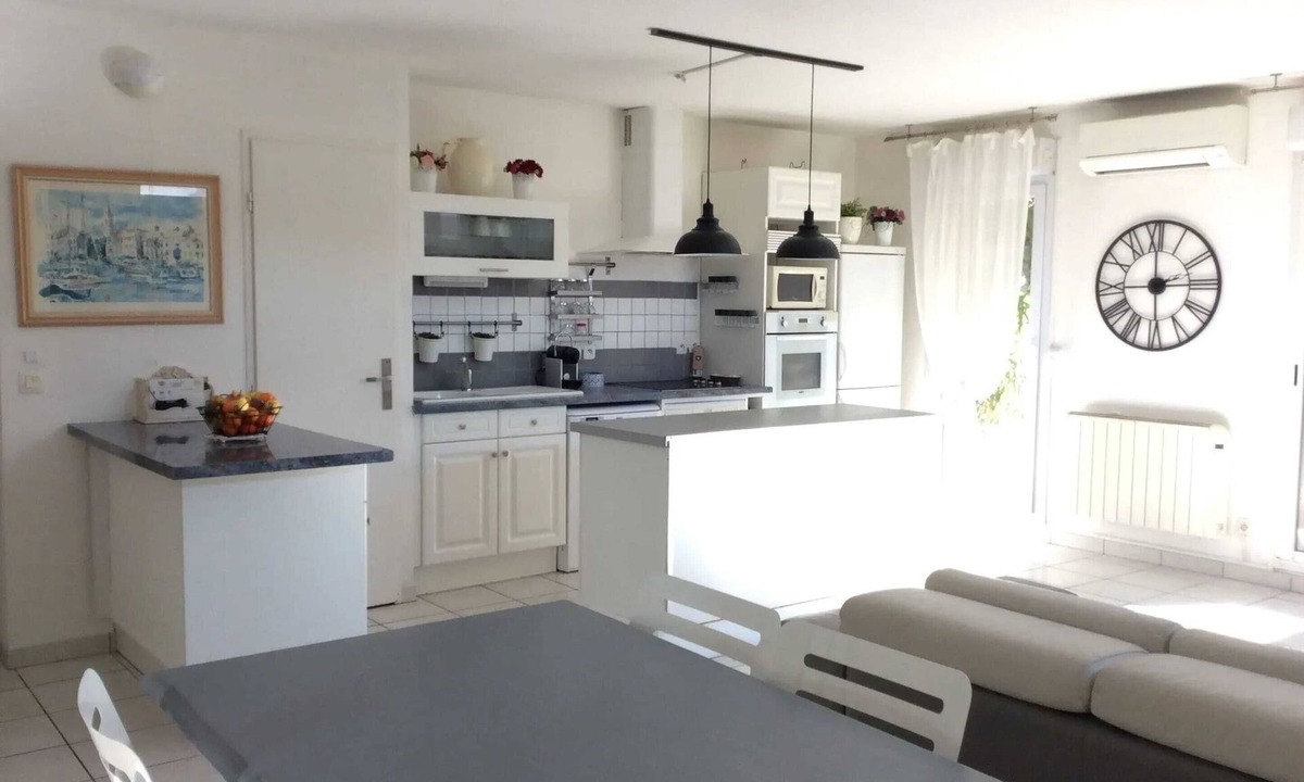 Les Caillols Apartment | Homerez - Bright Apartment in Marseille