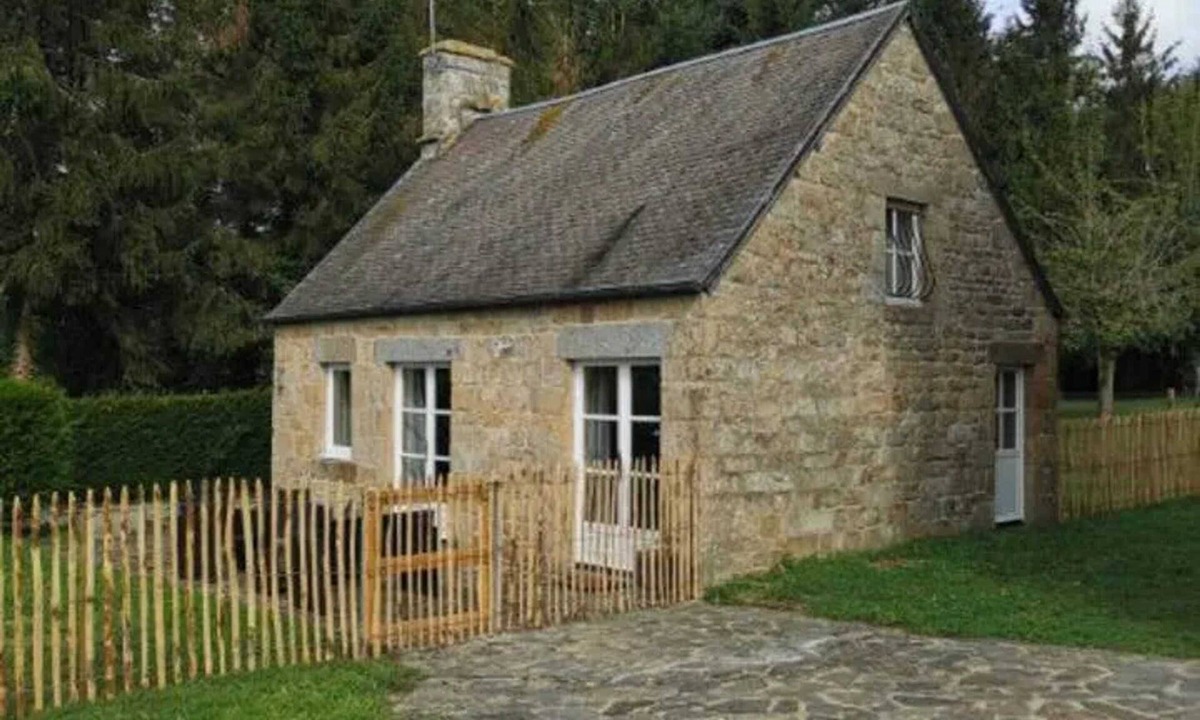 Perriers-en-Beauficel Ski Chalet | Homerez - Chalet in Perriers-en-Beauficel