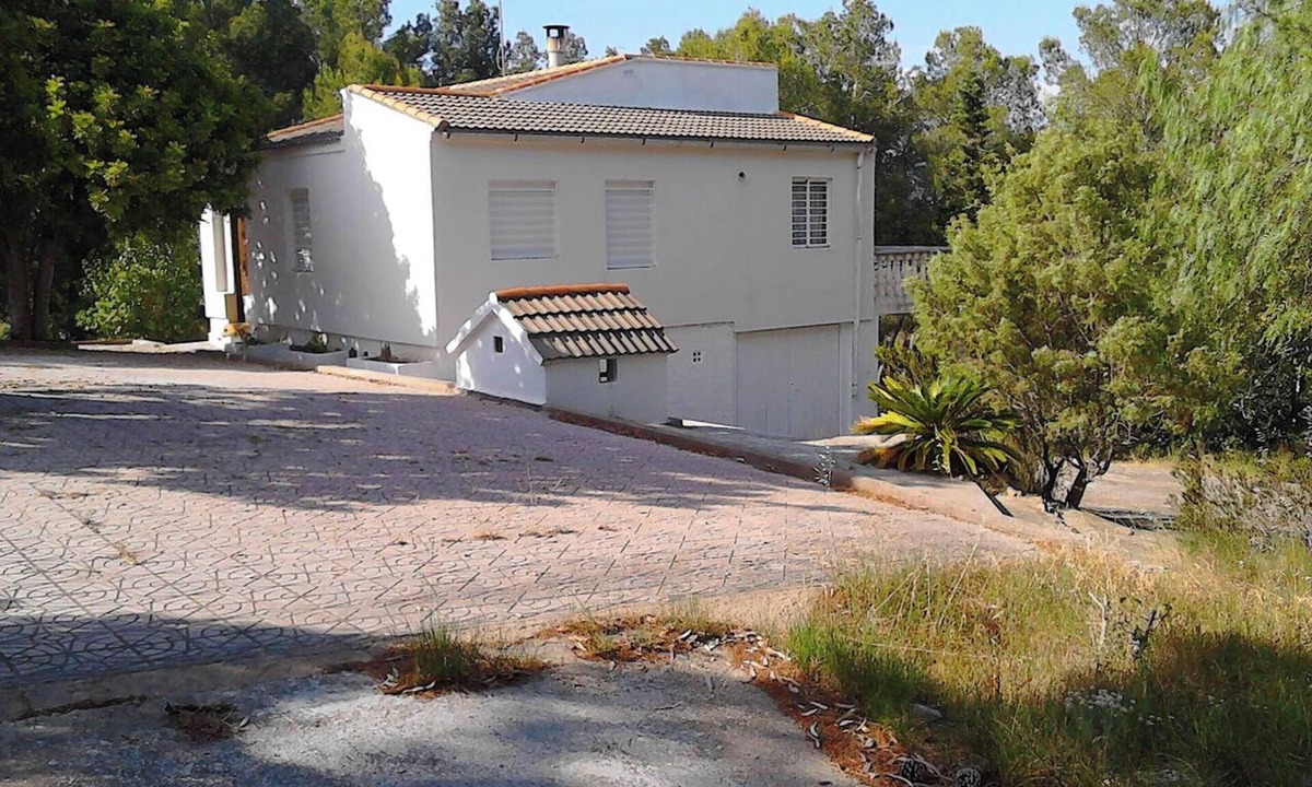 Turis Ski Chalet | Homerez - Charming Chalet in Valencia with Year-Round Pool