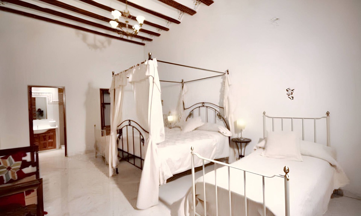Ayora House | Homerez - Charming House in Ayora + Terrace