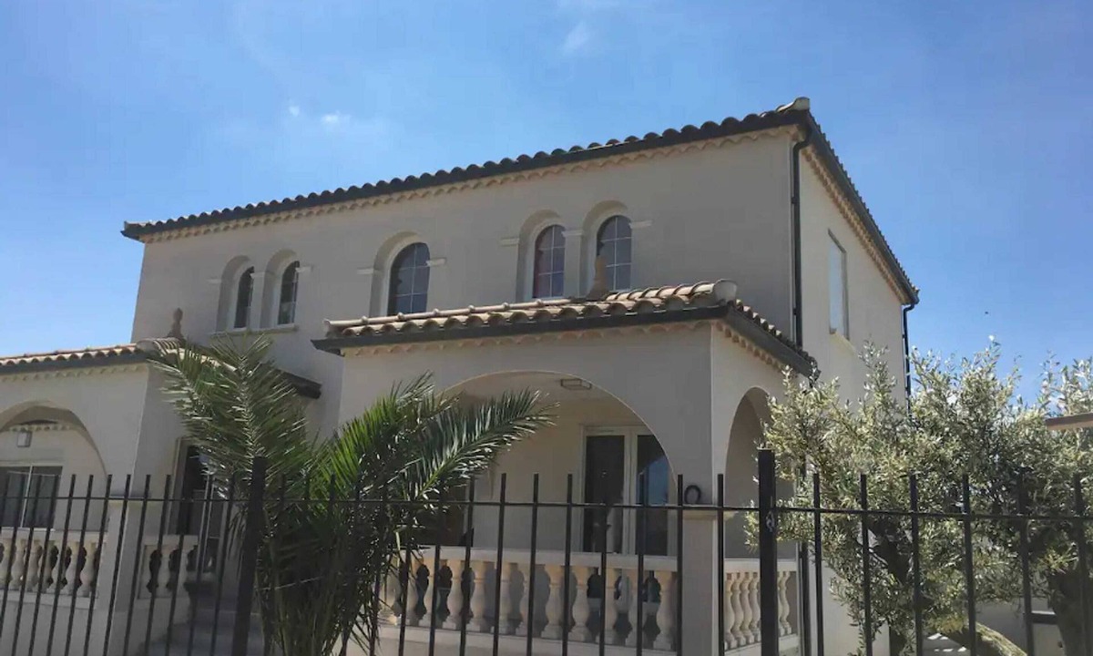 Saint-Gilles Villa | Homerez - Charming Villa in Saint-Gilles with Pool