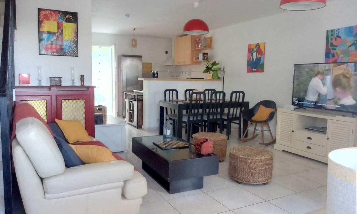 Lunel House | Homerez - Comfortable House in Lunel with Terrace and Air Conditioning