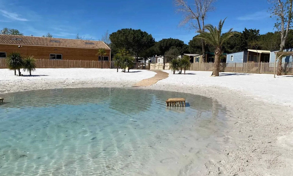 Vendres House | Homerez - Cosy Bungalow in Vendres with Shared Pool